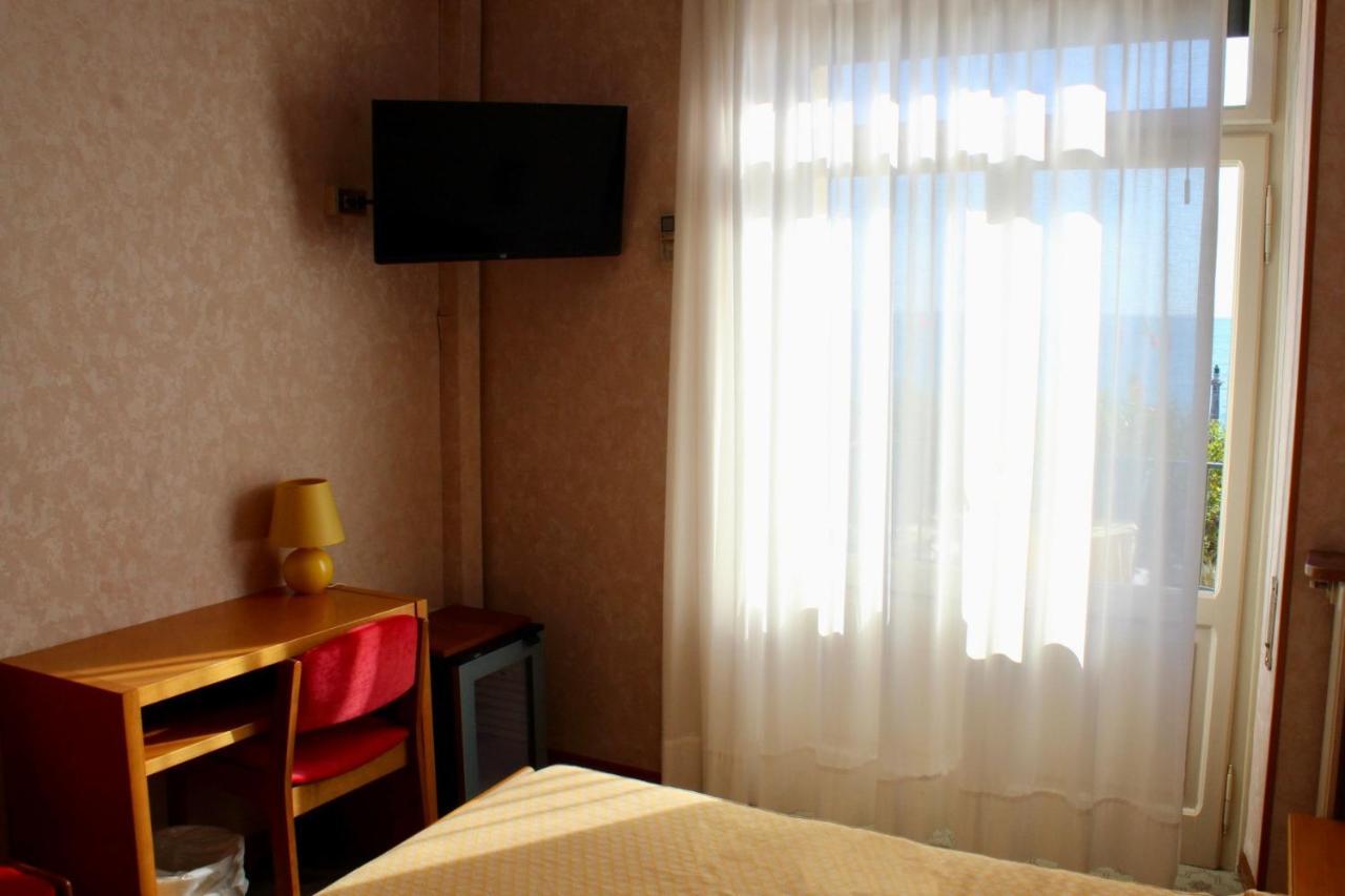 Hotel Tre Corone Garda  Exteriör bild