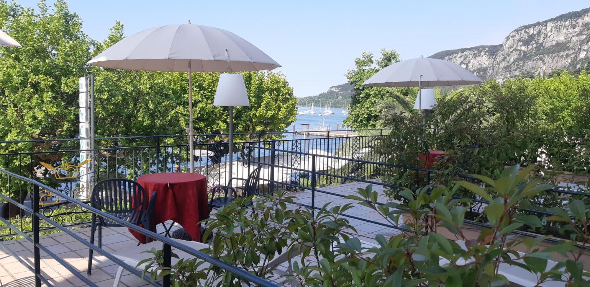 Hotel Tre Corone Garda  Exteriör bild